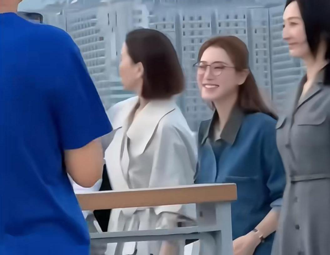 估計今次王敏奕巨肚現身海邊是《新聞女王2》角色的新造型之一。