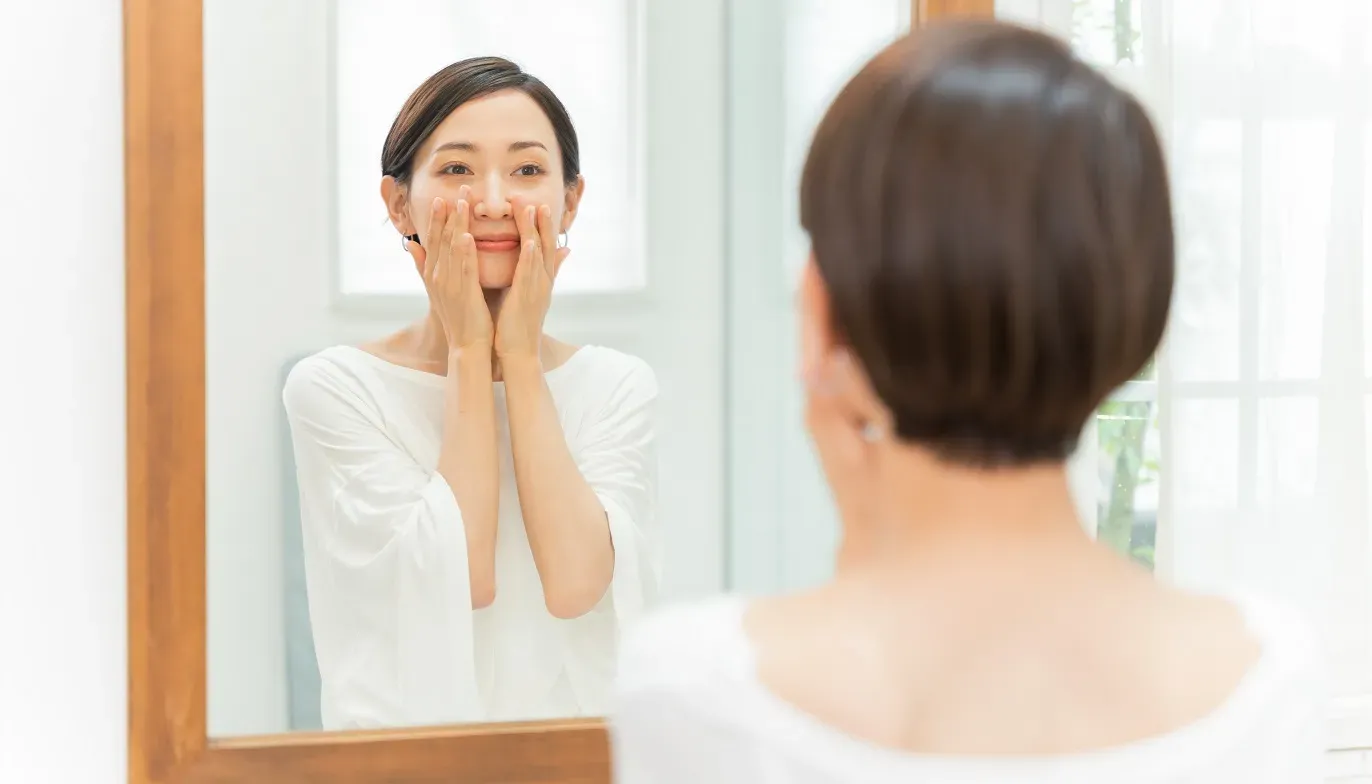 臉部瑜伽透過一系列誇張和重複的動作,專門針對臉部肌肉進行鍛煉,因為不花錢、也不用額外準備工具而受到歡迎。