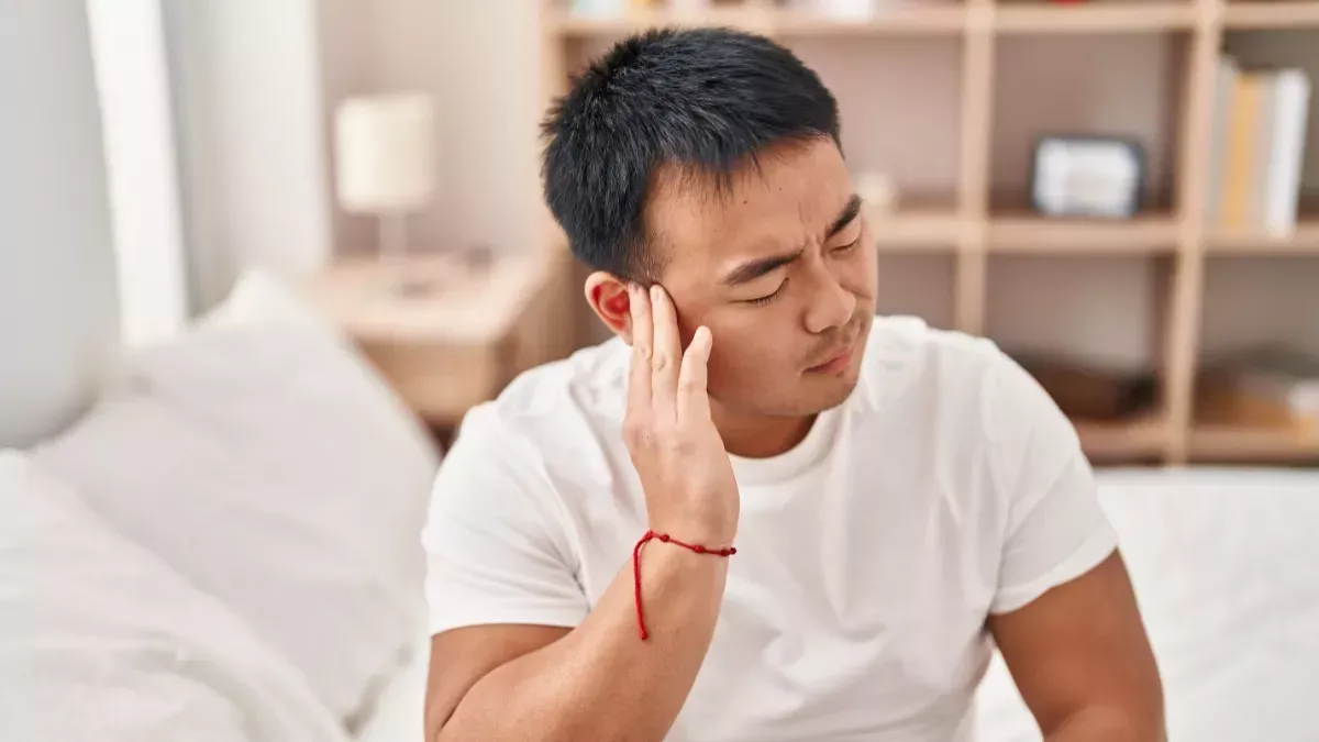 輔大醫院耳鼻喉科胡皓淳醫生表示,顳顎關節位於耳朵前方,連接下顎與顱骨,一旦發炎可能造成耳朵疼痛、聽力變化、頭痛甚至頸部疼痛。