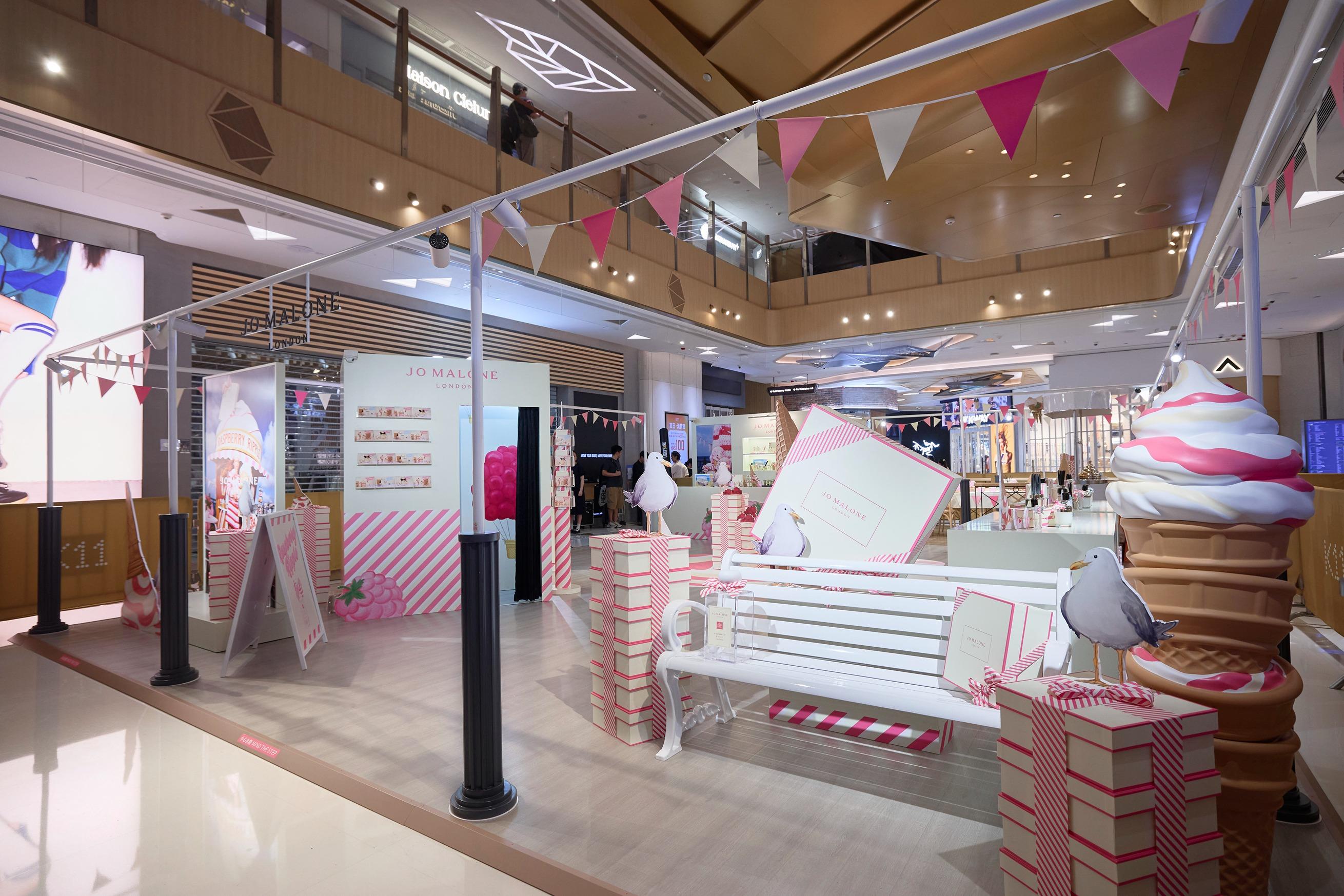 粉嫩色調的巨型雪糕甜筒打卡位。