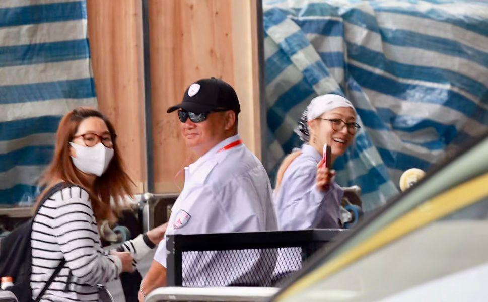 有粉絲在紅館停車場直擊Sammi步入紅館場內。