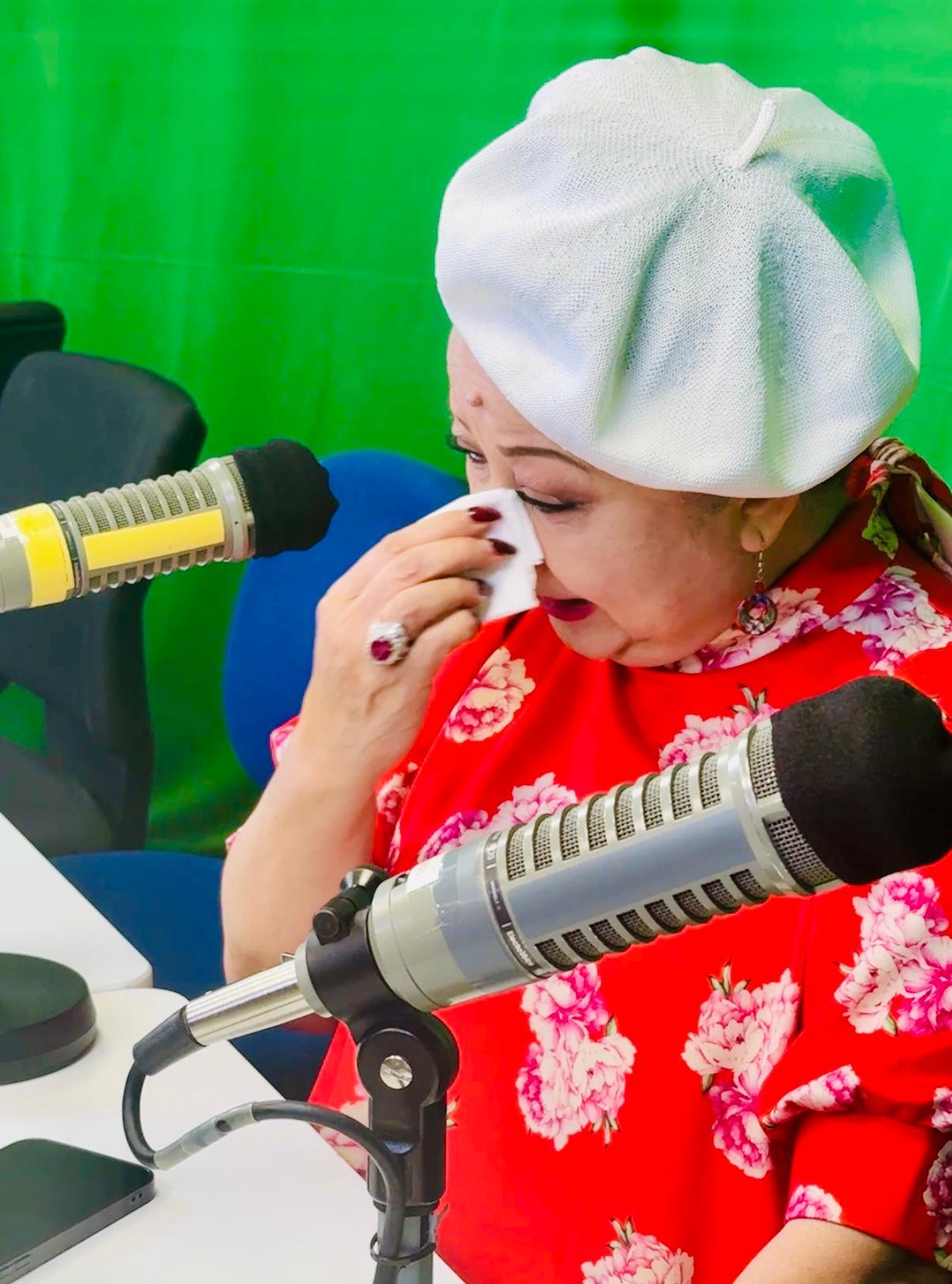 薛家燕憶起周聰、唐佳和雪妮三位亡友,悲傷落淚。