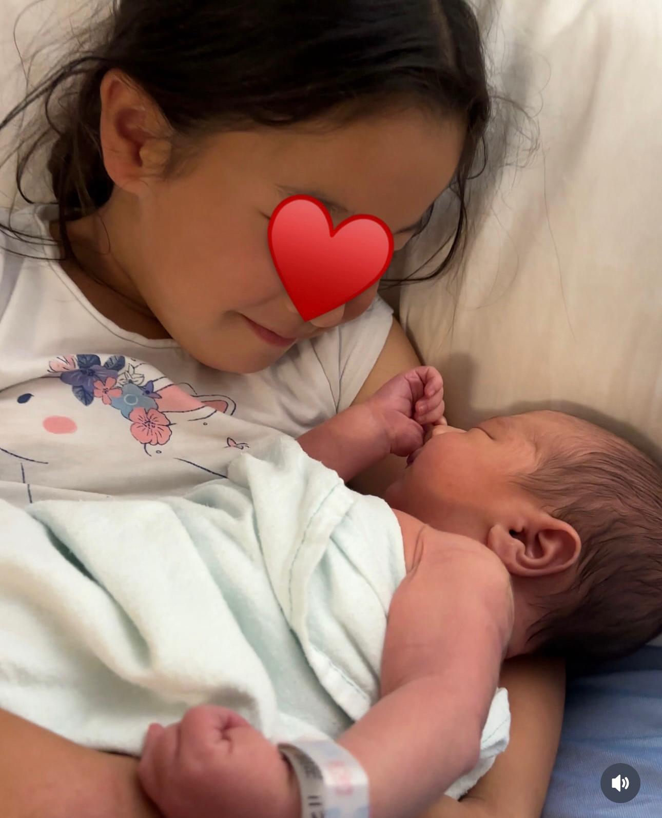 謝婷婷囡囡親親細佬,場面溫馨。