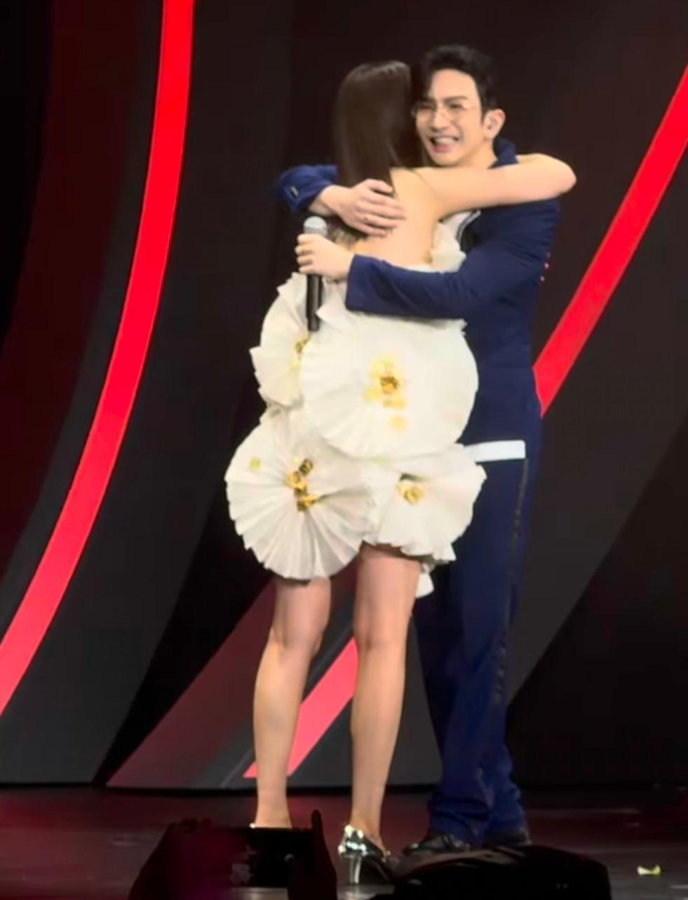 Kelly與Anson Lo合唱《深閨》後,兩人興奮擁抱。(IG@Kelly 截圖)