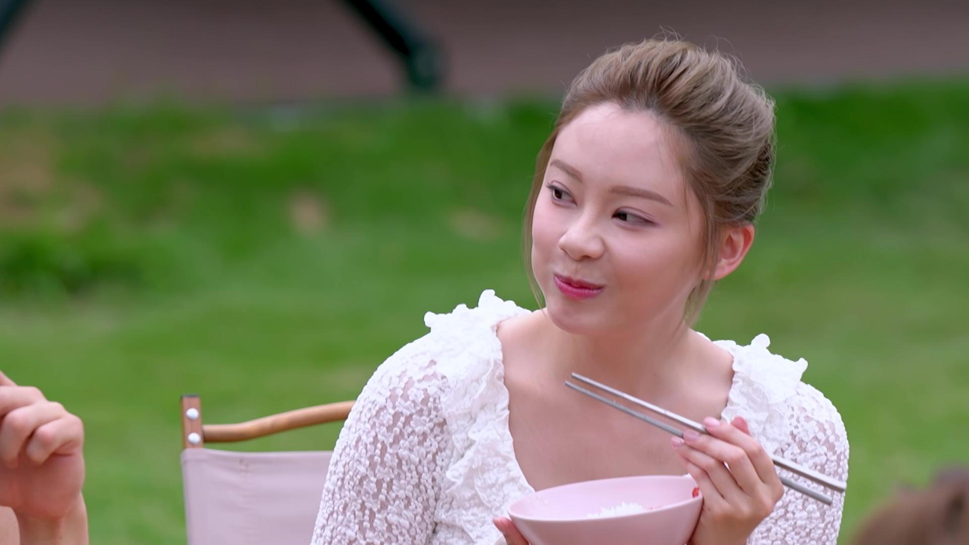 Sophie忍唔住係咁望GM搞乜鬼,望到好似自己身處何方都忘記咗咁喎。