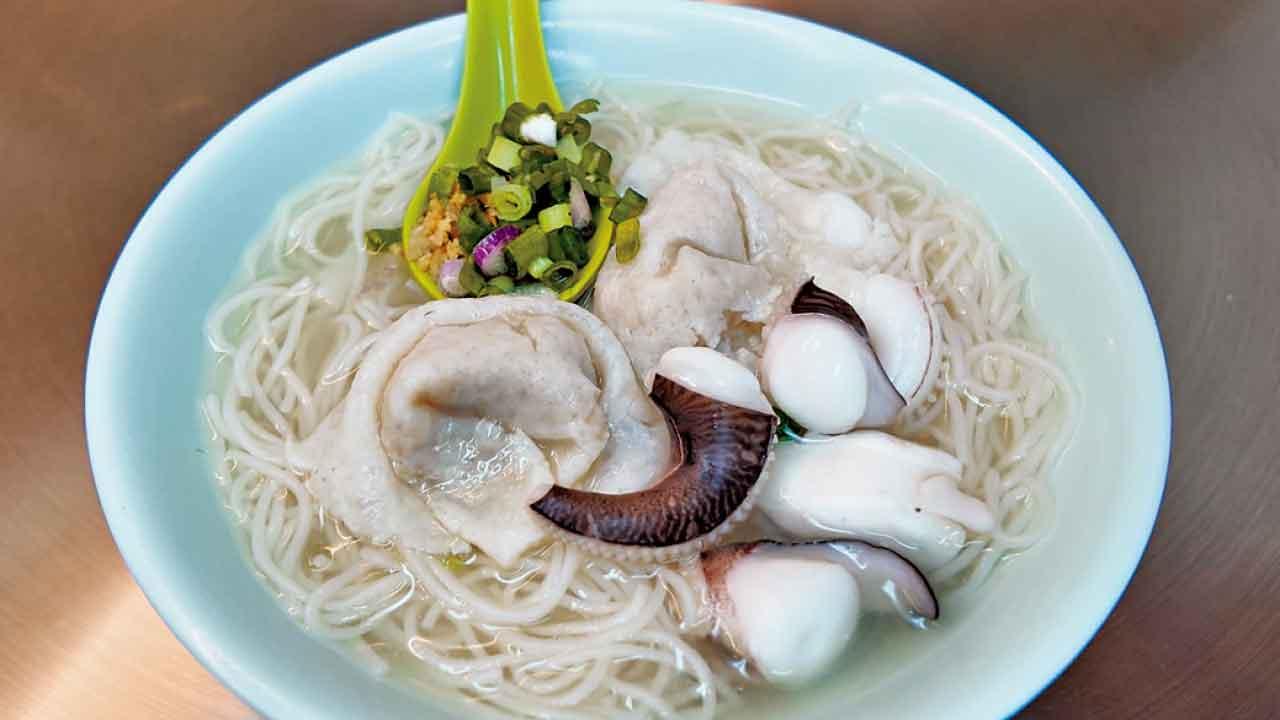 魚皮餃皮厚餡帶汁,墨魚鬚淡雅爽口。($30)