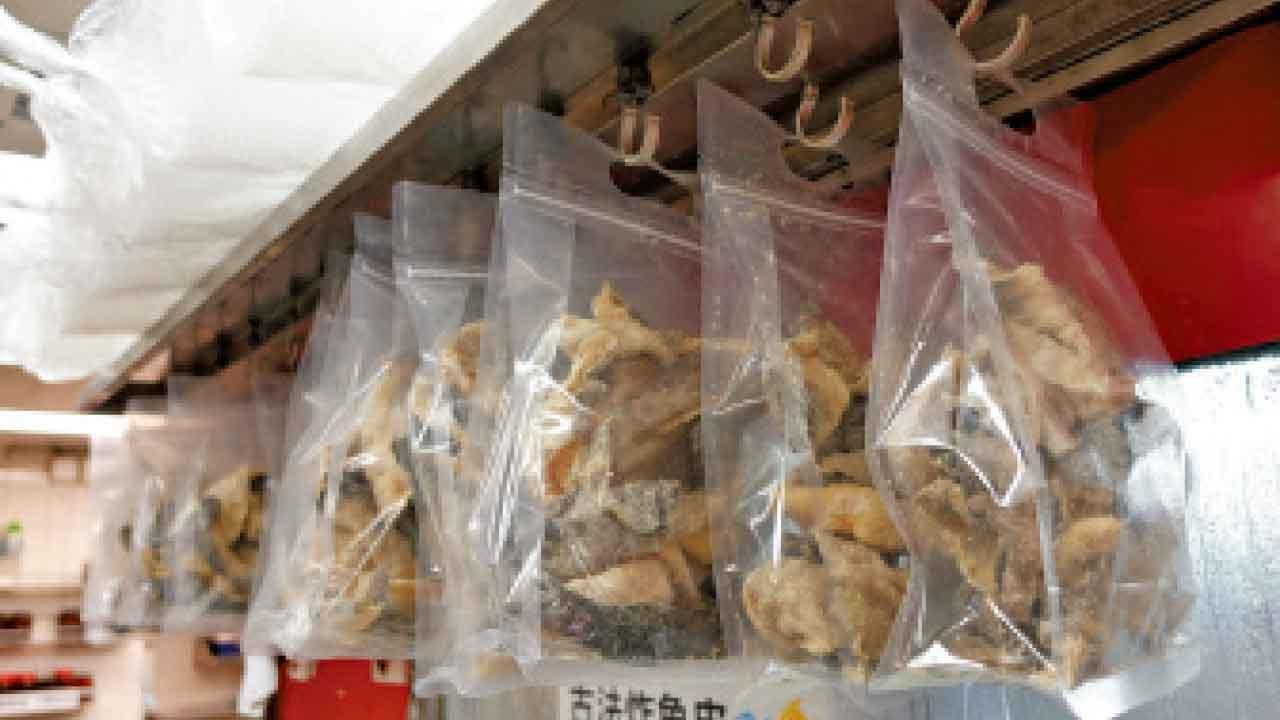 炸魚皮脆且鬆化。