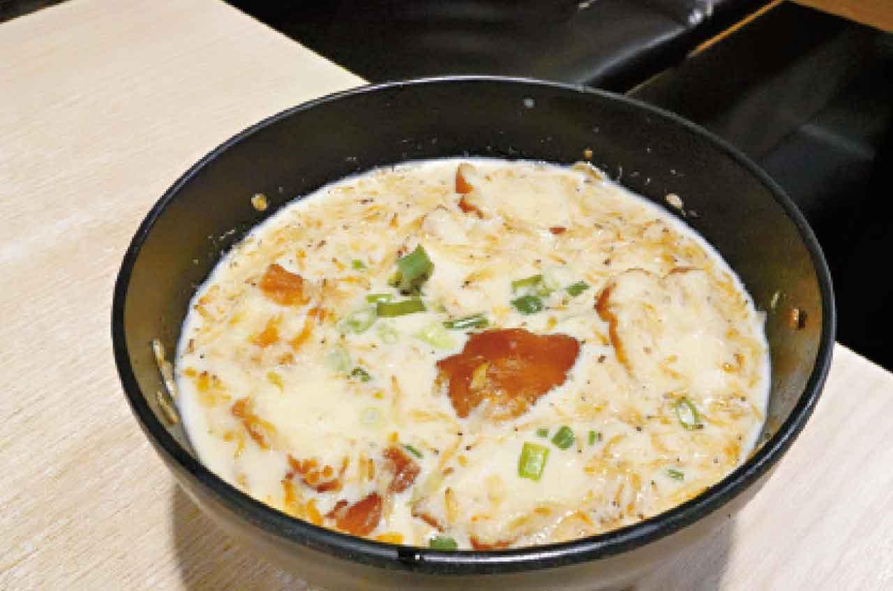 鹹豆漿帶蝦皮鮮,半稠身似粥。($20)