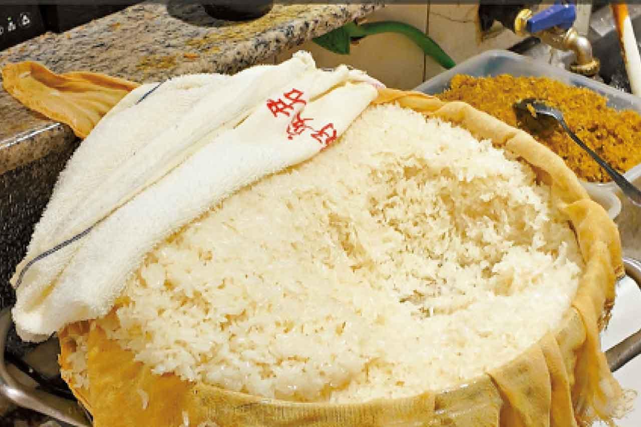 粢飯用蒸熟糯米,粒粒分明。