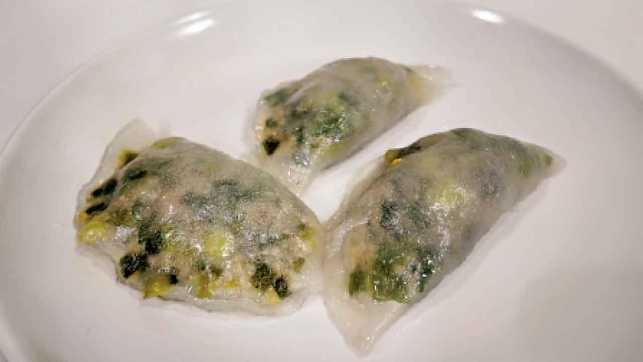 韭菜豬肉餃皮晶瑩剔透。($6/2件起計)