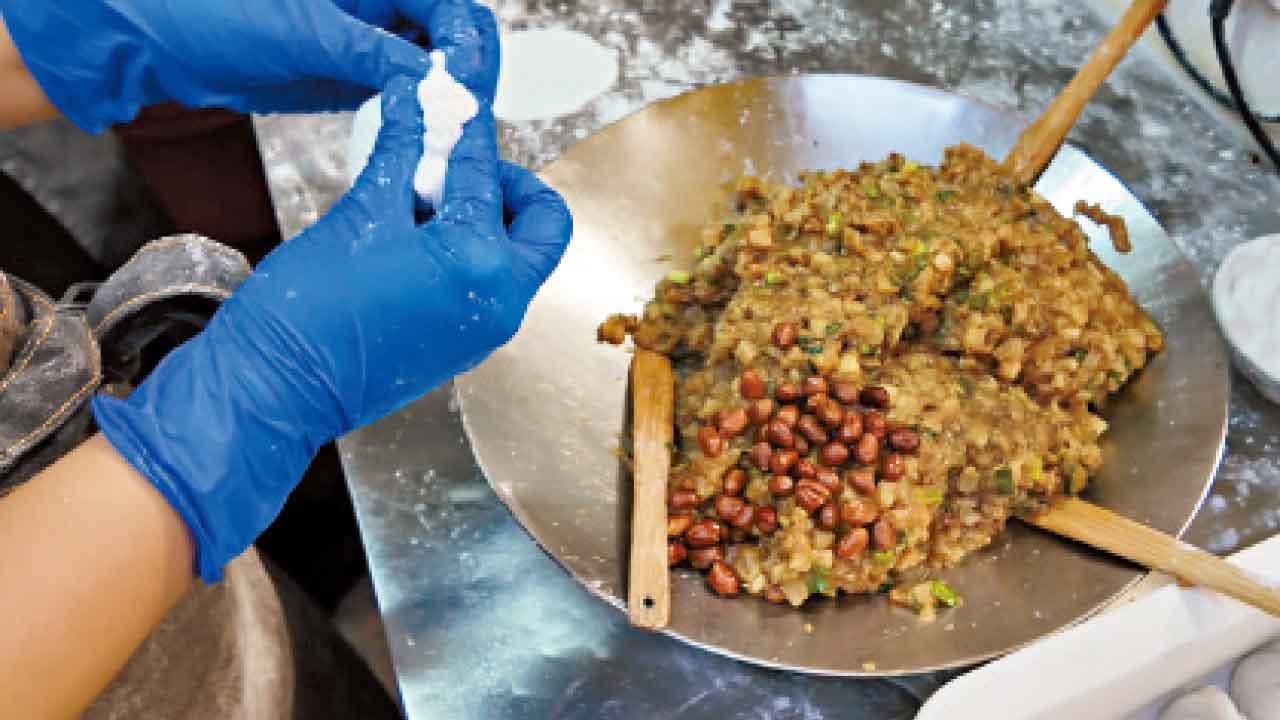 粉果、韭菜豬肉餃等全在店內包製。