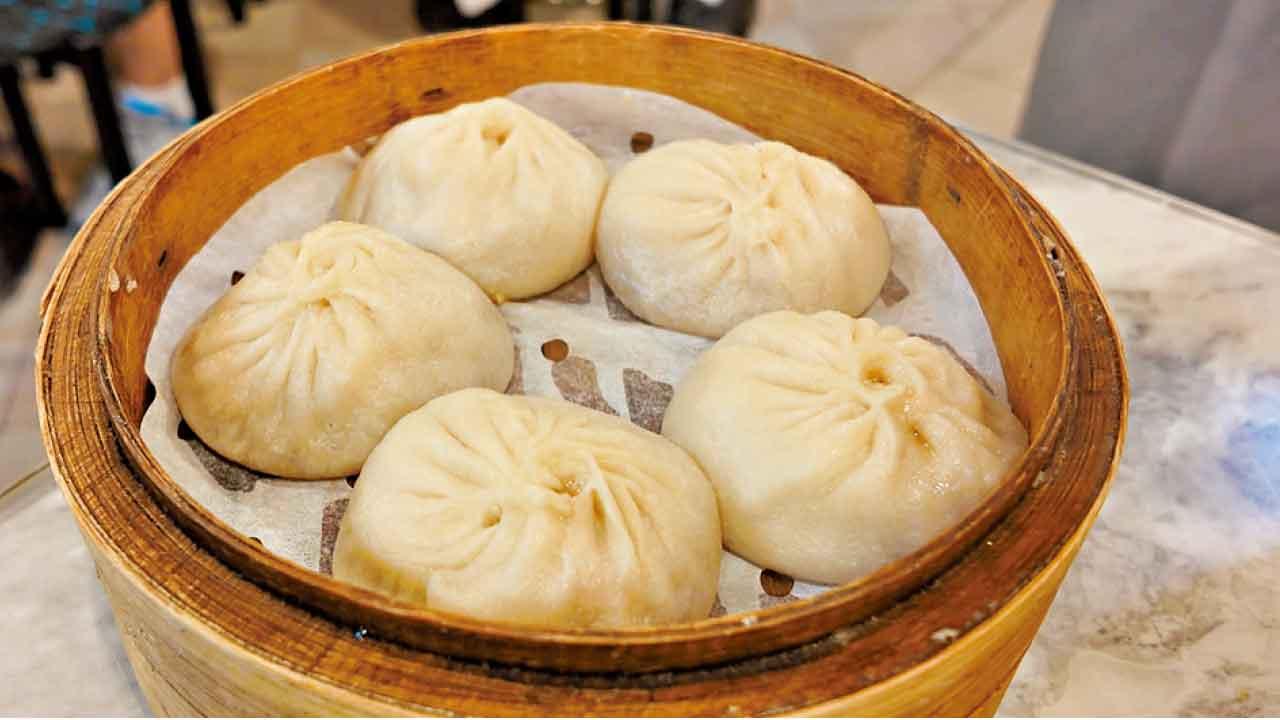 小籠包外皮總共有21摺,一隻像豉油碟般大。($57/5隻)