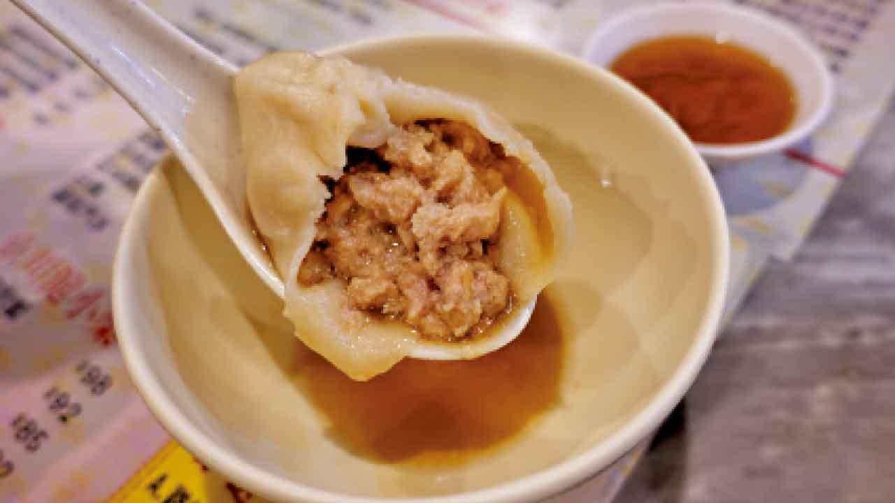 小籠包肉餡綿滑,汁豐流溢。