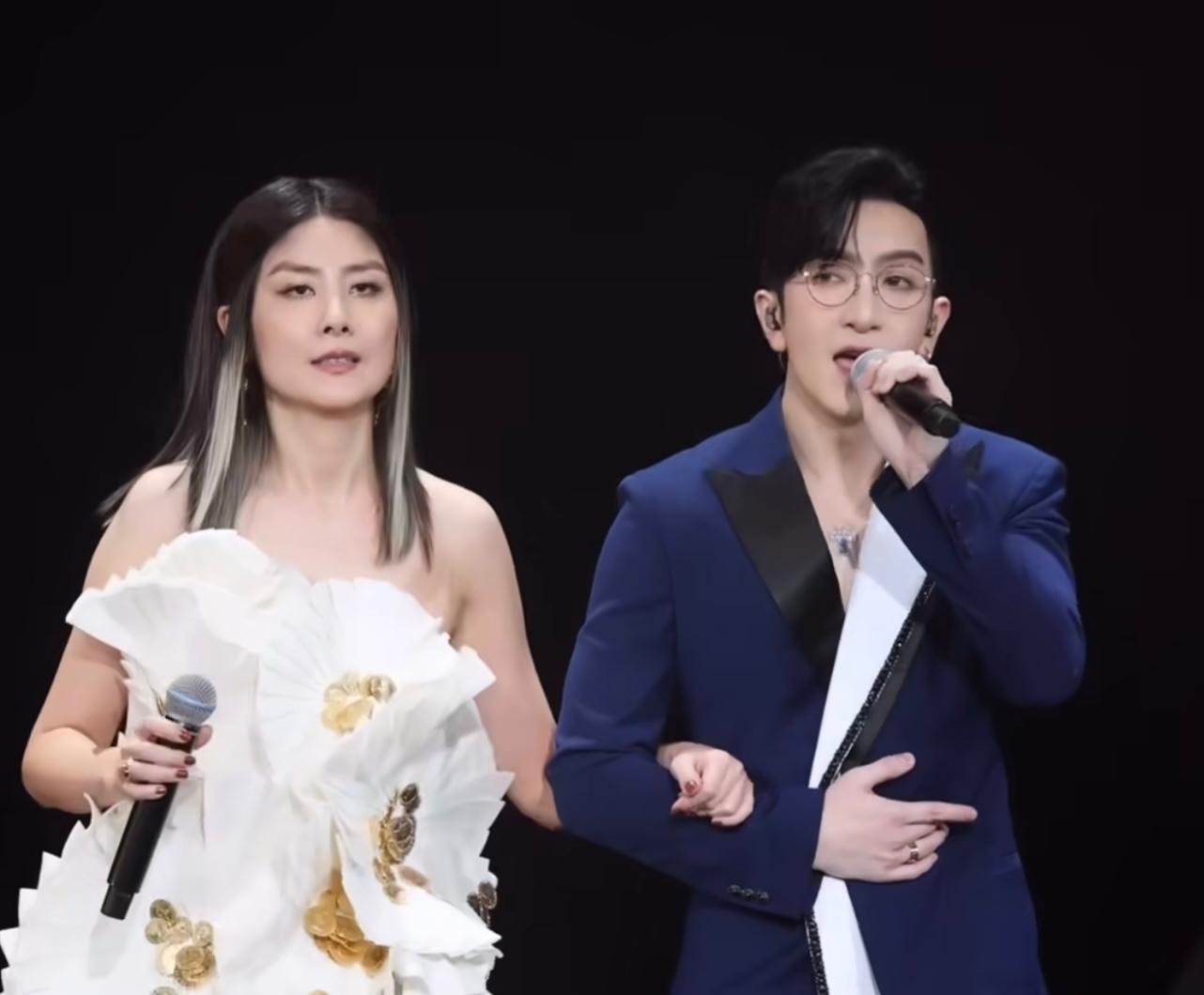 Kelly在紅館《陳慧琳Season 2 萬人結界演唱會》上,翹著Anson Lo合唱《深閨》。(IG@Anson Lo)