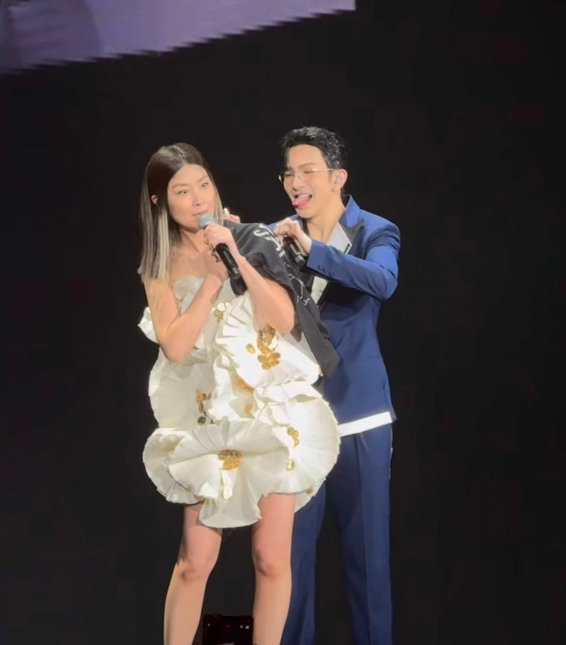 Anson Lo在Kelly背脊上簽名。(IG@Kelly 截圖)