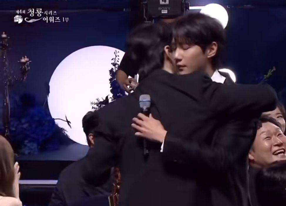 李浚赫還獎給李浚赫後即來個擁抱。