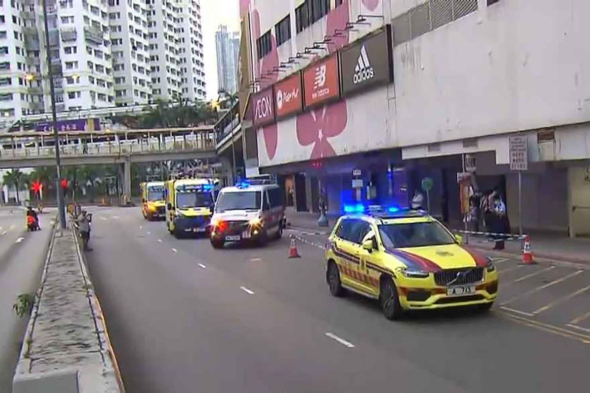 案發後警員到場調查。(電視截圖)