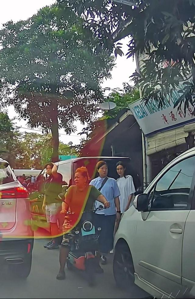 最近有網民在社交網分享於大馬街頭巧遇李佳芯,因此成為討論話題之一!