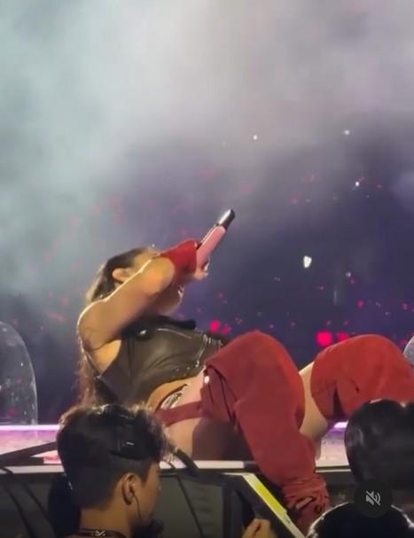 Rose@BLACKPINK送花超窩心 Jennie甩鞋好忟憎