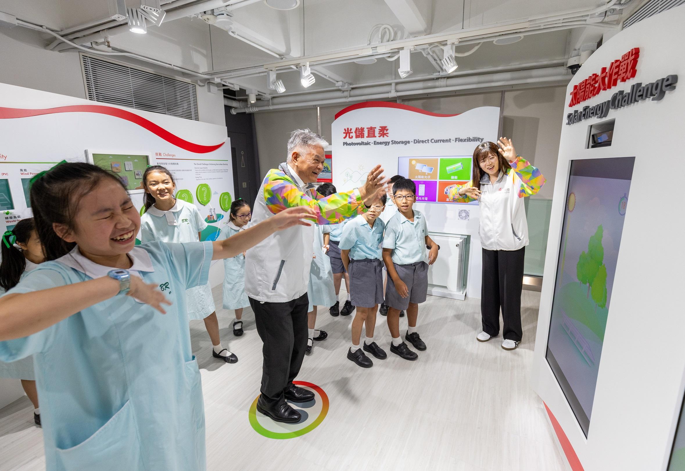 港燈智惜用電生活廊 2.0 推出多款趣味互動遊戲,包括「太陽能大作戰」,讓參觀人士輕鬆認識可再生能源的重要性。