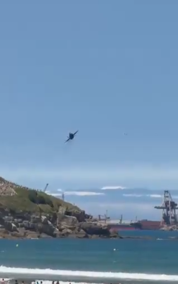 西班牙戰機噴煙俯衝擠滿人海灘 民眾:嚇死人(有片)