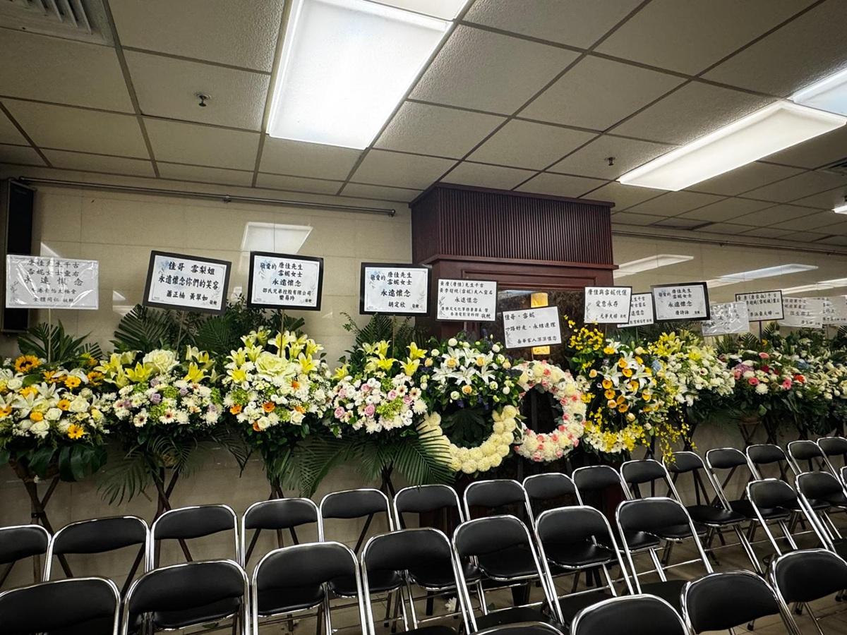 靈堂內滿布花牌,可見唐佳和雪妮人緣甚佳。