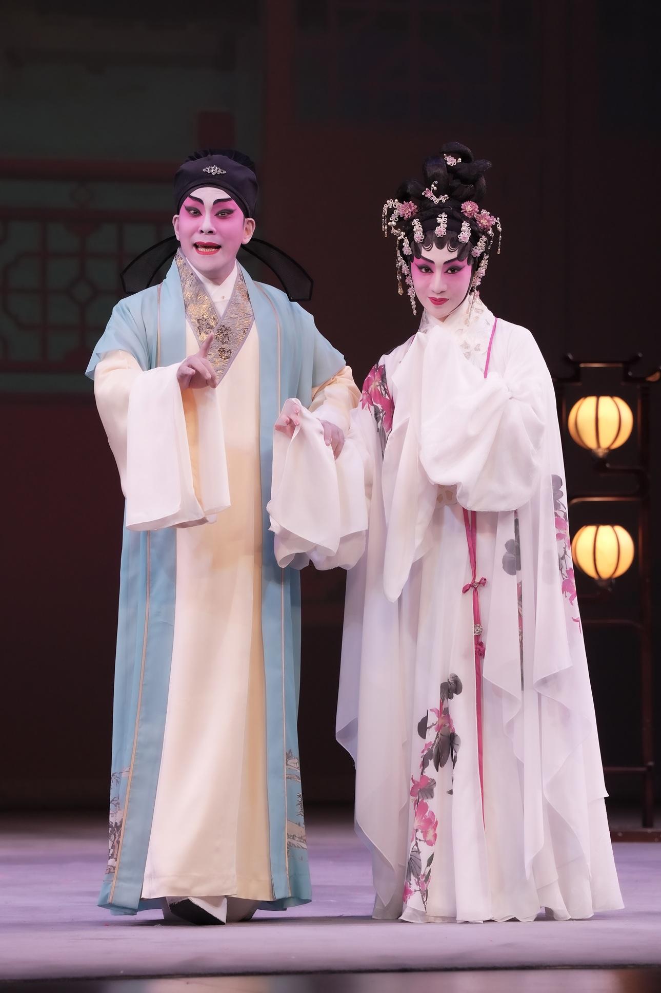 梁兆明所演許仙,與梁非同演的白娘娘外型合襯。