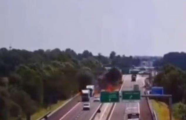 意大利飛機墜落車來車往公路爆炸 。(互聯網)