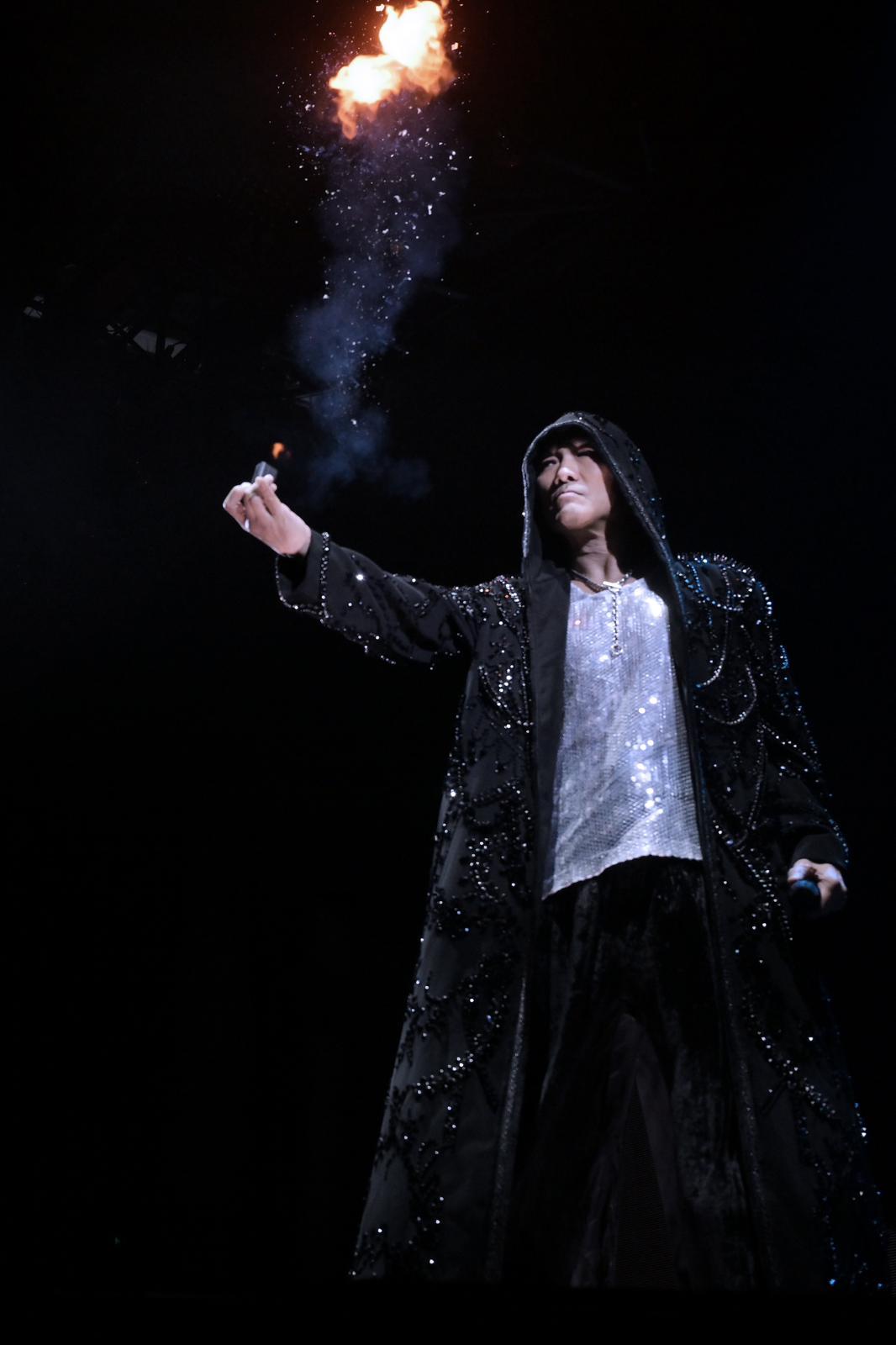 杜德偉推出了一首具80年代feel的新歌《黑日》。