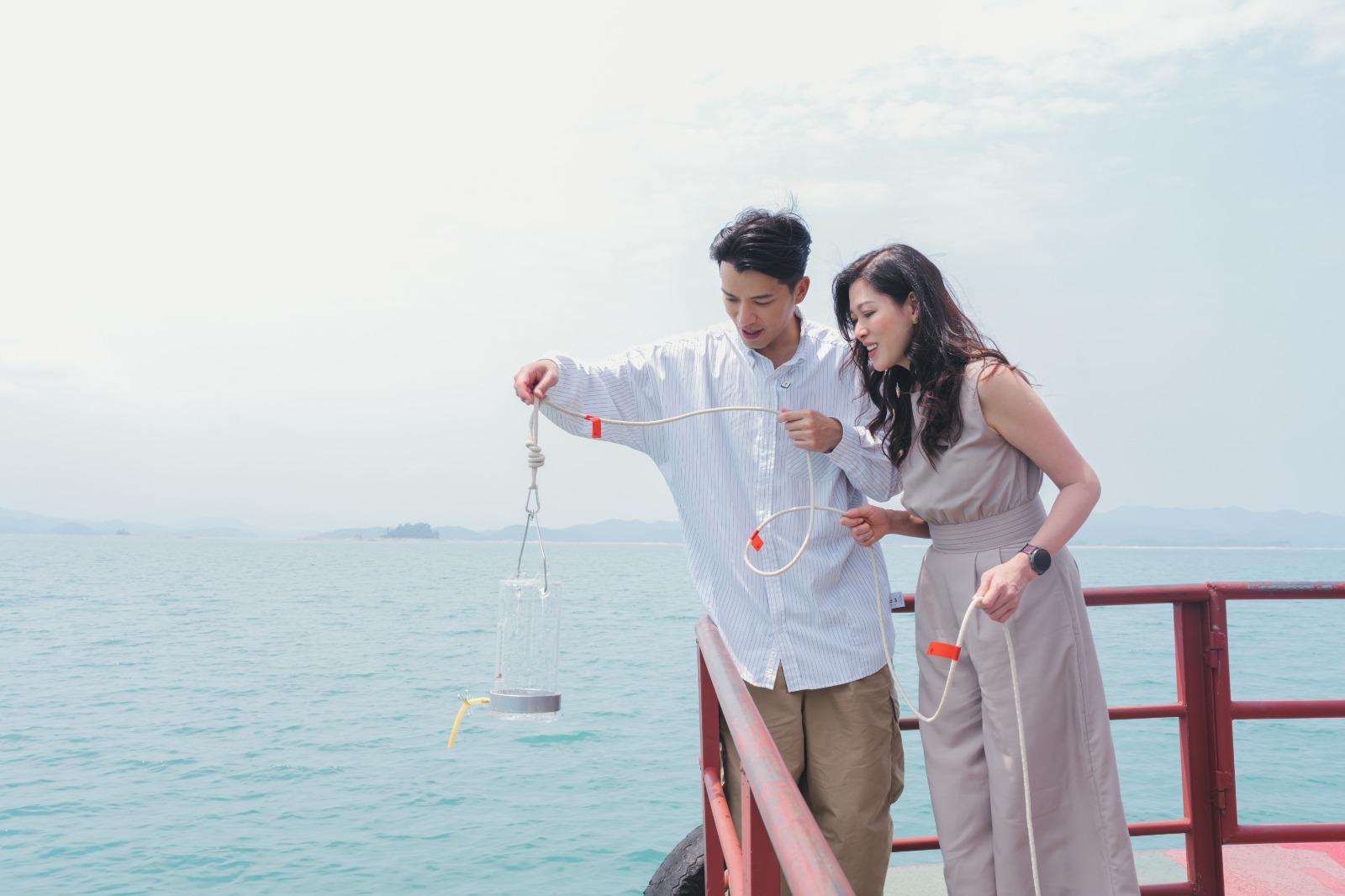 許家傑、林淑敏於綠湖水親嘗清甜泉水。