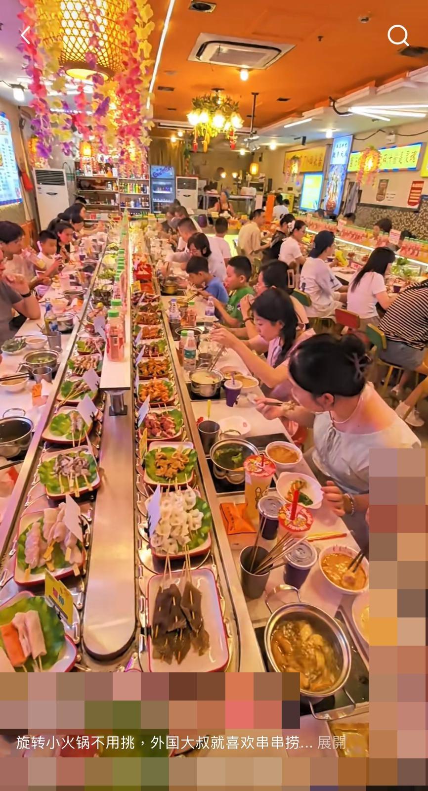 內地餐飲業興起了一種類似迴轉壽司的「軌道上的餐飲」。(小紅書截圖)