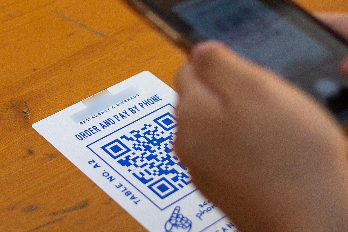 不少食肆都轉用二維碼落單,圖非涉事餐廳。(Unsplash圖片)