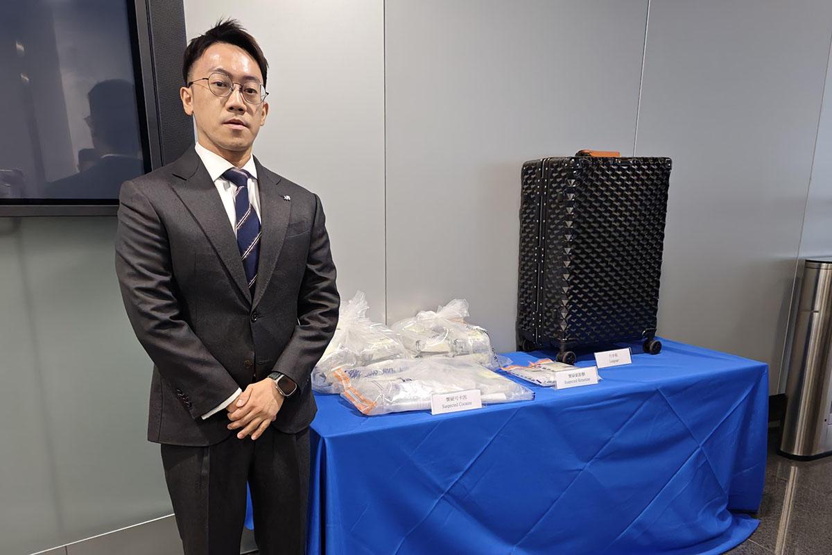 吳嘉煒初步相信有人受販毒集團的金錢利誘,被招攬成為倉管和運毒的角色。