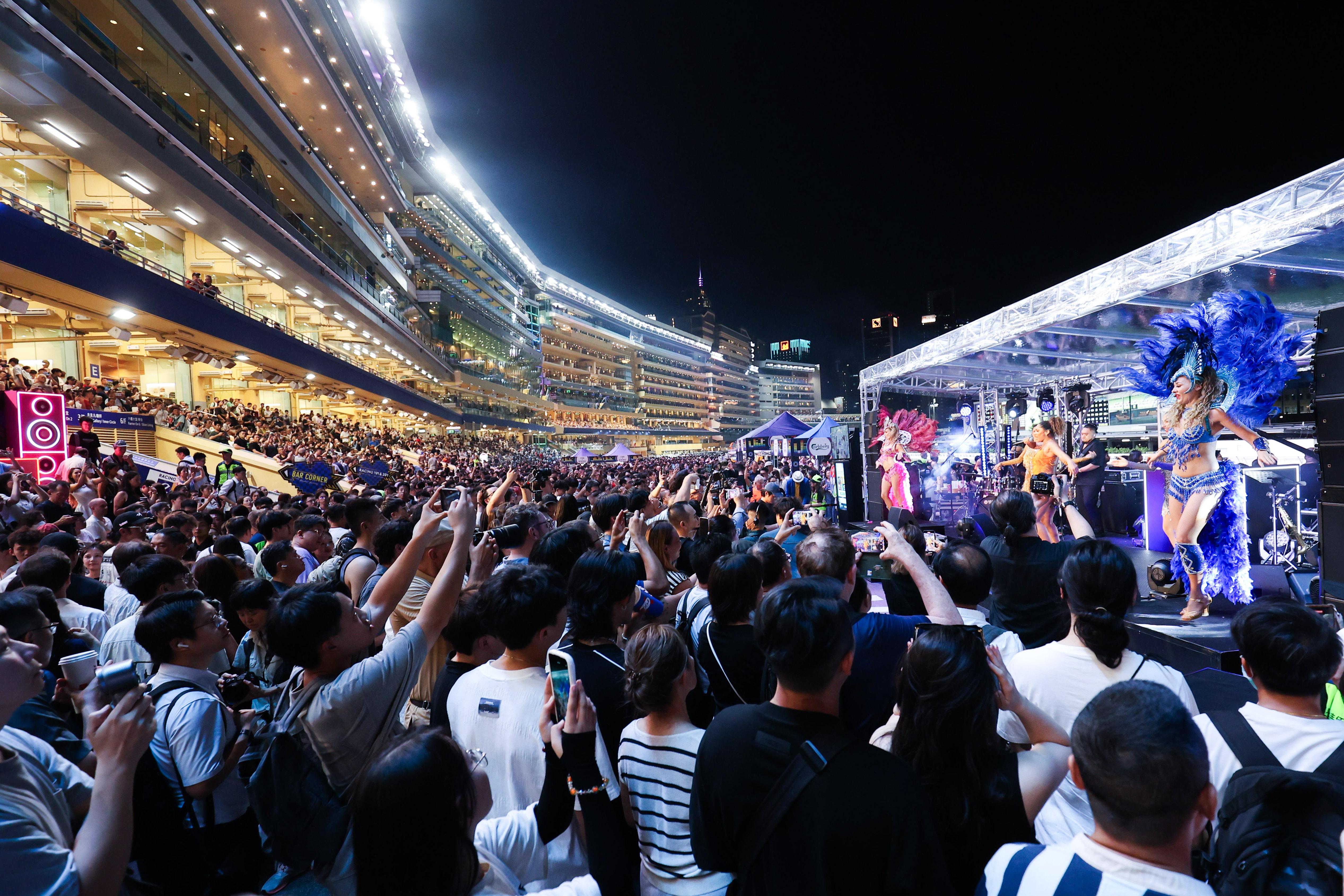 跑馬地馬場人氣品牌Happy Wednesday吸引不少訪港旅客入場參與