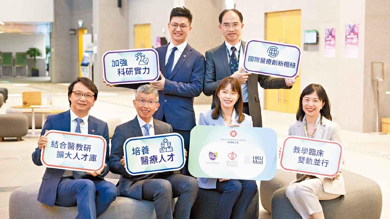 麥子濘(前排右二)相信,新安排有助吸引相關海外人才來港;前排左二為鄧耀鏗、後排右起為卓家良及楊駿文。(蘇文傑攝)