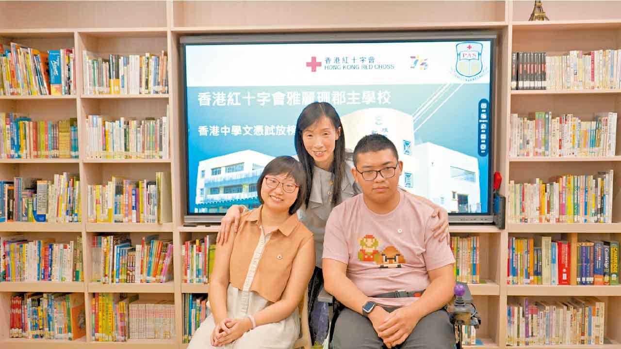 陳藝霖(前左)及甄杰豪(前右)完成香港中學文憑試。