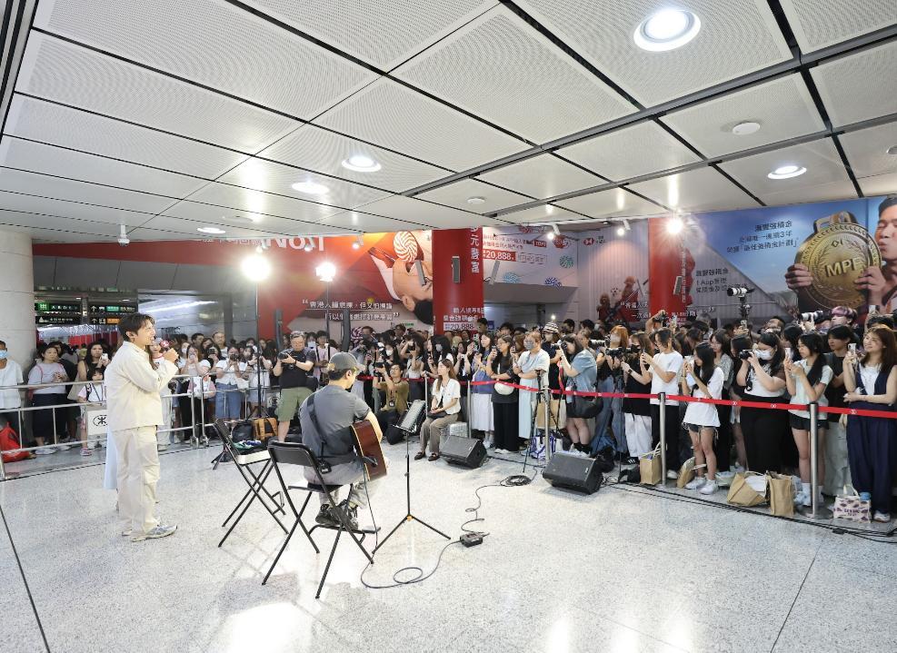 曾傲棐Arvin日前出席「港鐵藝術舞台」夏日音樂會