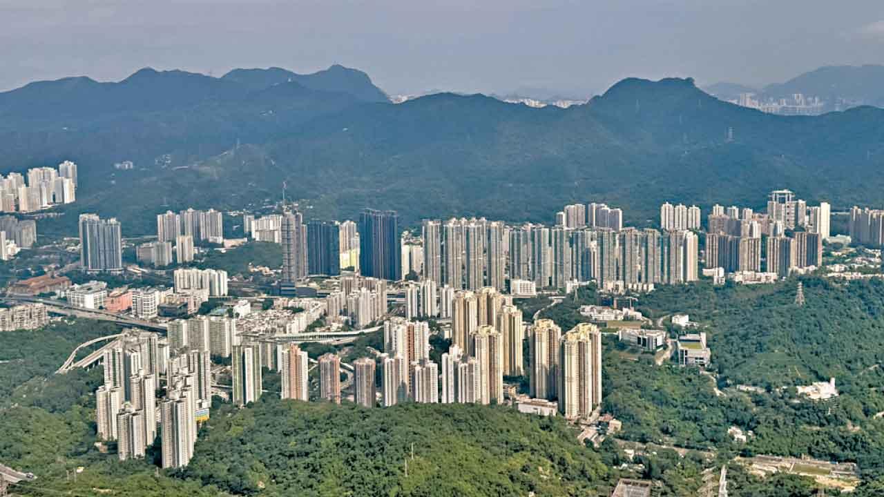 遠眺美麗的獅子山,高樓大廈,港式山景。