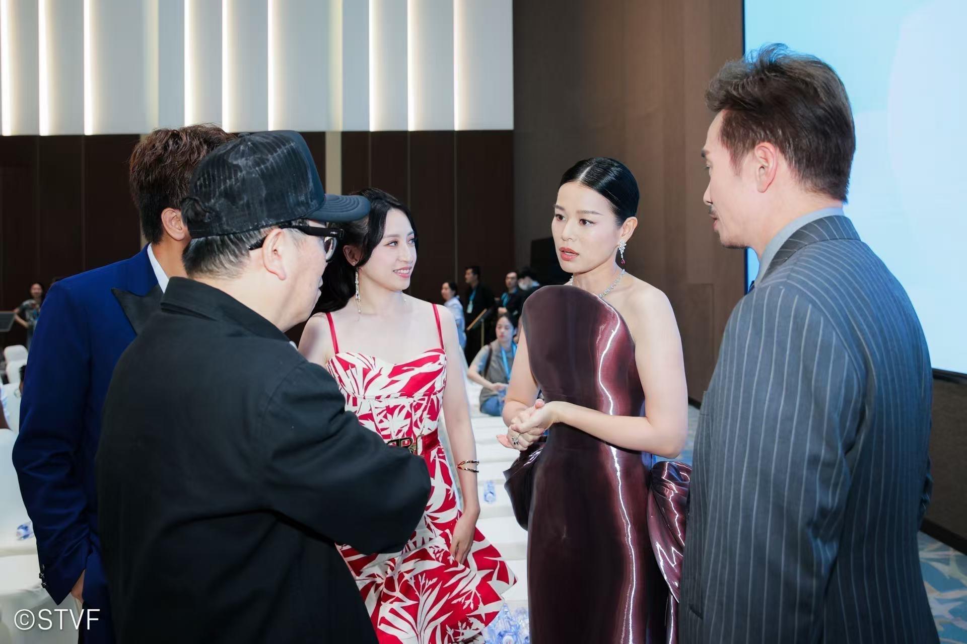 杏兒出席第30屆「上海電視節白玉蘭獎」穿的晚裝,剪裁認真特別!