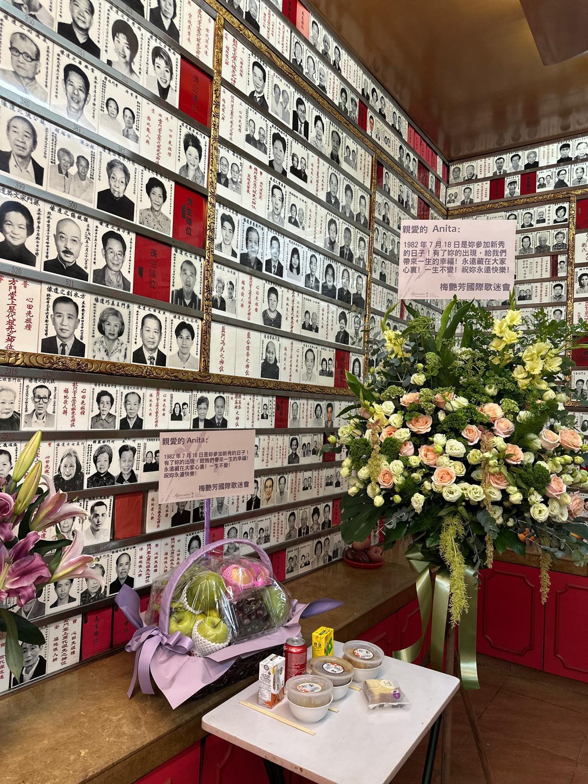 今日「梅艷芳國際歌迷會」大批歌迷冒著紅雨拜祭偶像。