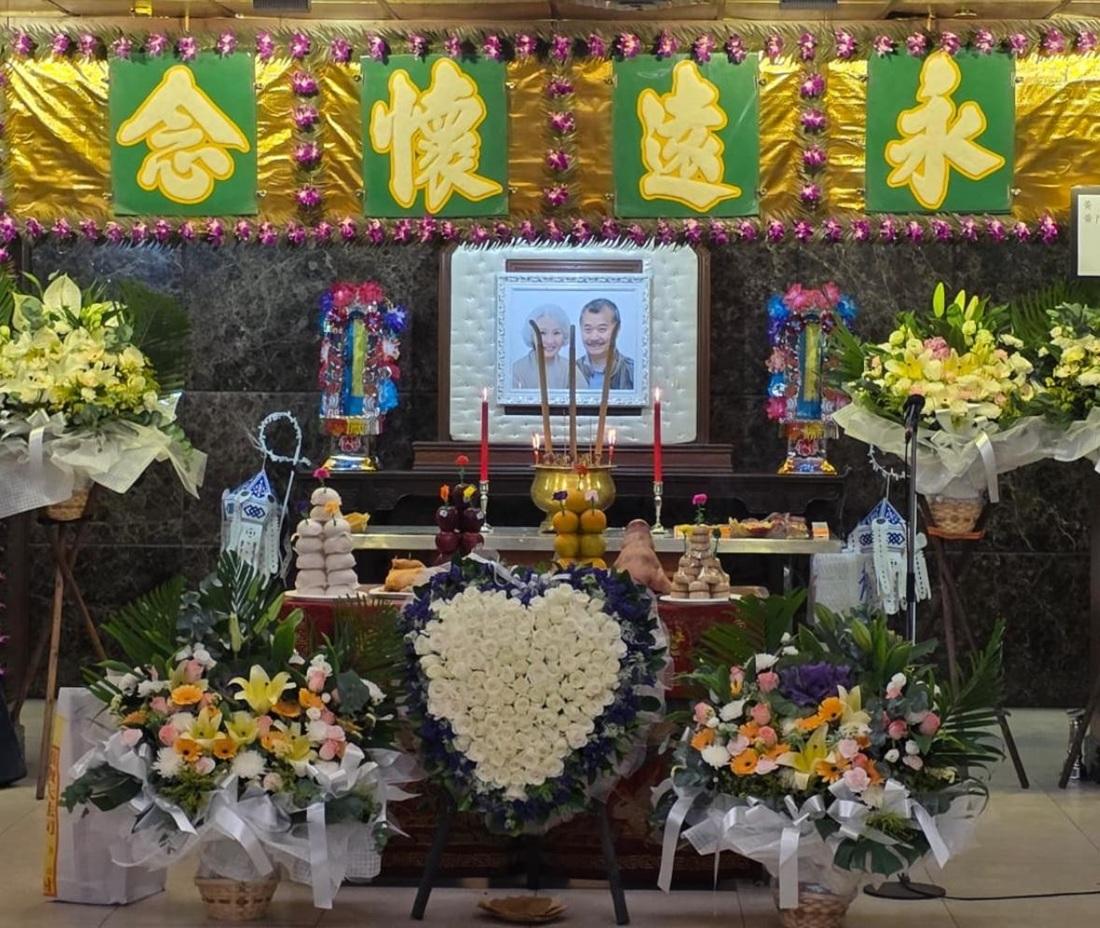 唐佳與雪妮這對模範夫妻,今日在世界殯儀館設靈。