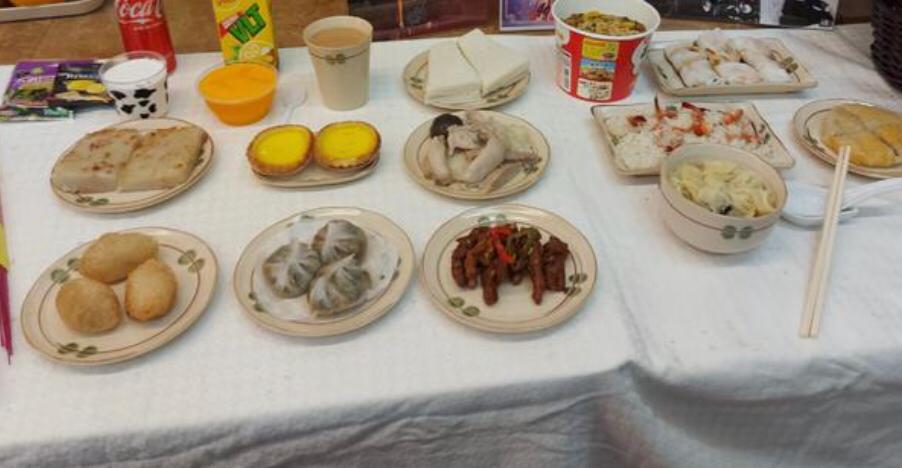 歌迷帶備大量祭品,當中包括梅姐生前最愛的蘿蔔糕、鼓汁凰爪、粉果、水餃、腸粉、熱奶茶、蛋撻、三文治等美食。