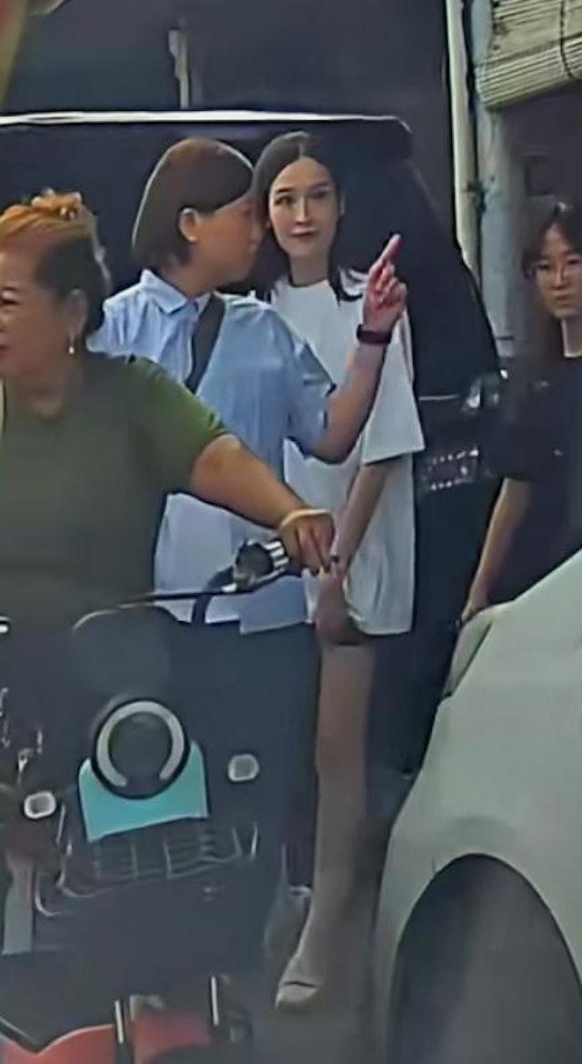 最近有網民在社交網分享於大馬街頭巧遇李佳芯,因此成為討論話題之一!