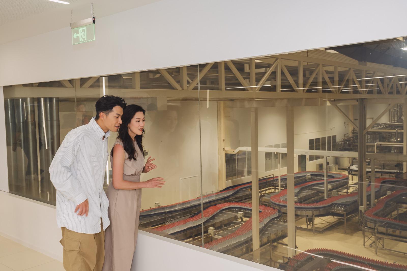 兩人大讚廠房生產設備先進。
