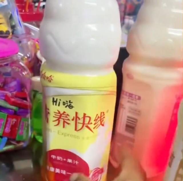 有雲南市民在超市購買娃哈哈的「營養快線」飲品,開蓋後驚現活蛆蟲。(網片截圖)