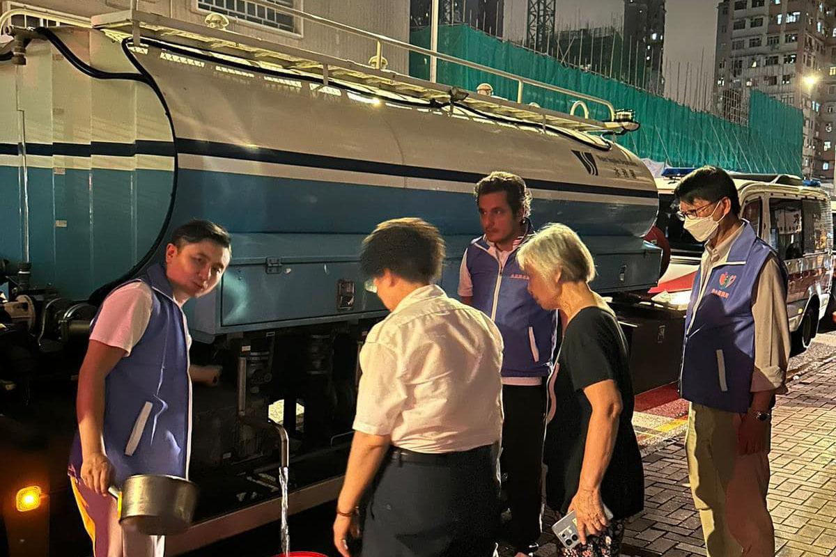 水務署派水車到場供水。(民政事務總署FB)