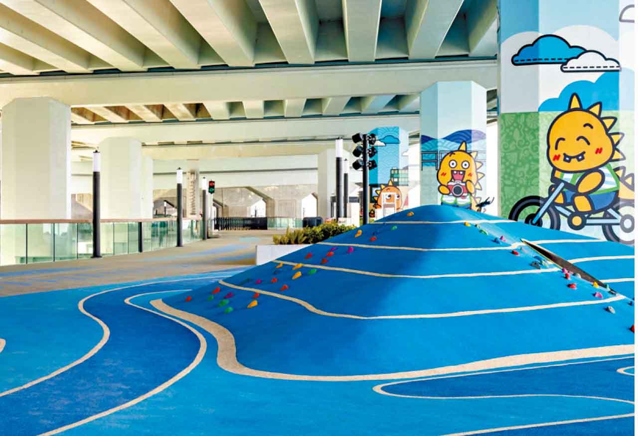 東岸板道設有觀景與垂釣平台和遊樂空間。