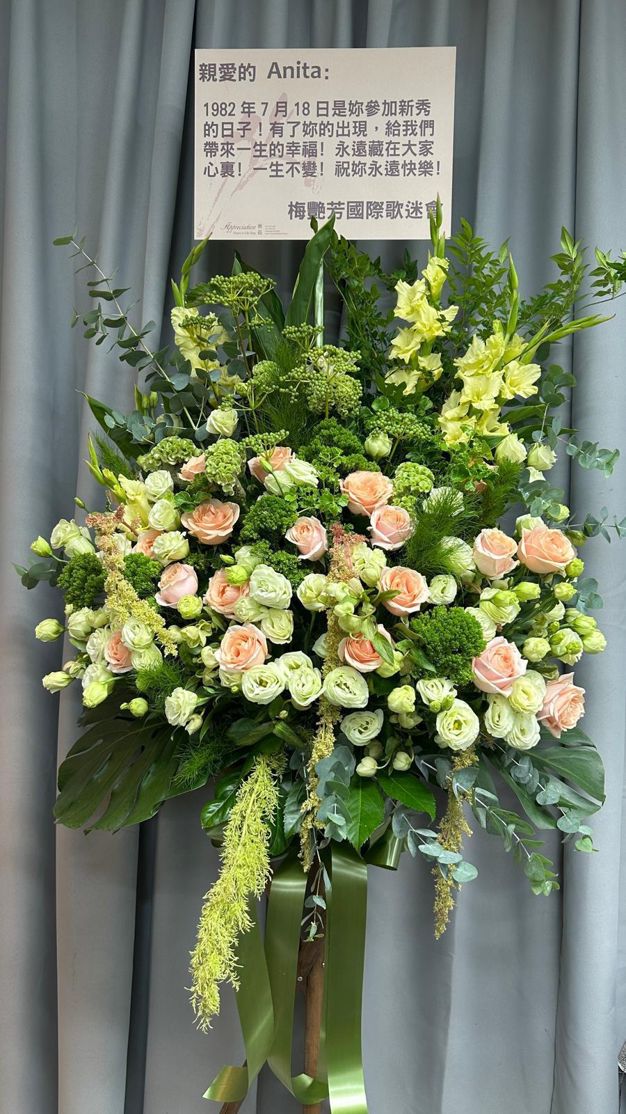 今日「梅艷芳國際歌迷會」大批歌迷冒著紅雨拜祭偶像。