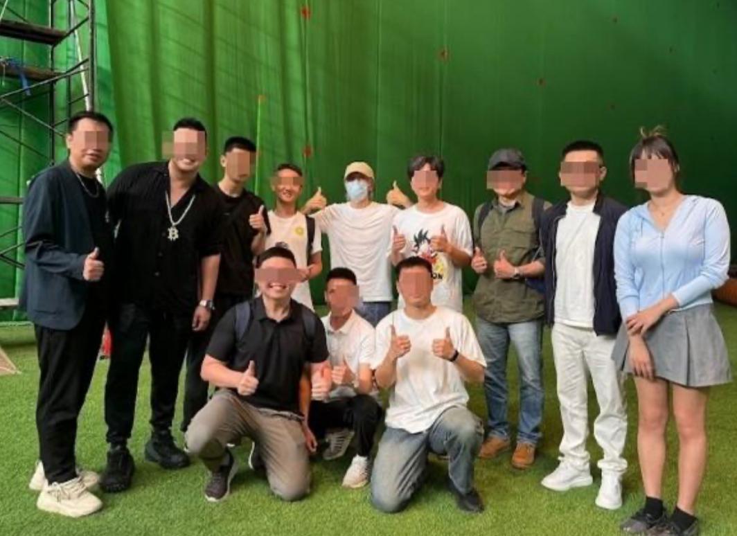 日前周星馳在社交平台分享邀請了一班忠實粉絲到片場探班。