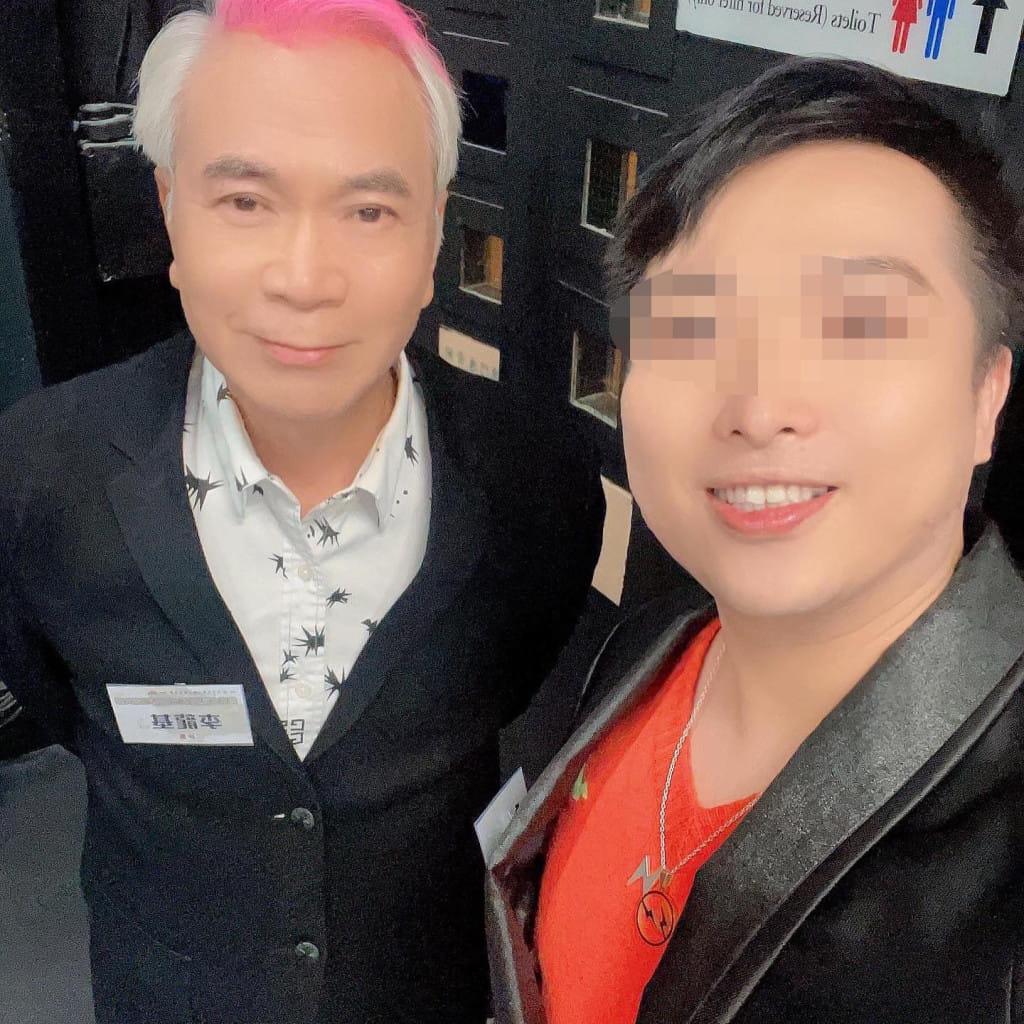 活躍歌唱界的林俊一,經常找名人合照。